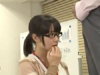 メガネのいかにも純粋そうなパイパン女性会社員と職場交尾