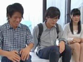 素人女がマジックミラー号で彼氏を外に待たせてゴムなし膣内射精