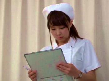 童貞の患者に性的欲望を煽られた巨乳ナースがベッドで筆おろし性交開始