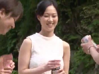 キャンプ仲間に隠れて偶然居合わせた男と性行為する痴女女子大生