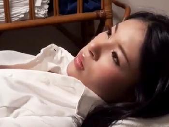 つぶらな瞳の女性会社員が悪徳マッサージで控えめ美乳揉みしだかれて性的凌辱される