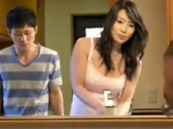 〖北島玲〗高校の寄宿舎から帰省してきた息子がミニスカート母のパンチラに欲情