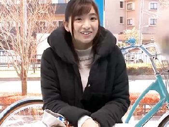 アクメ自転車で快楽絶頂してる若妻に勝手に挿入して寝取り中出し発射