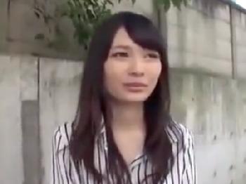 友人待ちしていた美少女をホテルに連れ込みコンドーム未装着で孕ませ射精