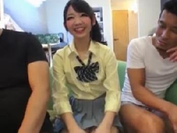 ヤバい感じにブッ飛んでる女子校生が汚い大人たちと連チャン膣内射精乱交