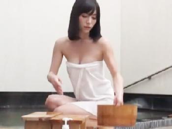 夫とレス気味の腰はくびれて胸は巨乳奥さんが絶倫大学生と混浴した結末