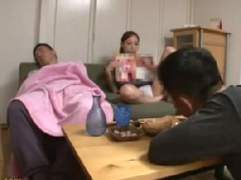 同棲女子校生がパンチラ誘惑→中出し強要でそのまま種付け