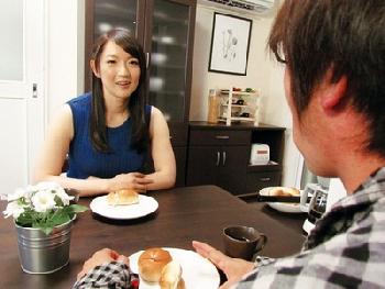 夫には決して言えない関係…童貞オタクな甥との関係をヤメられない妻