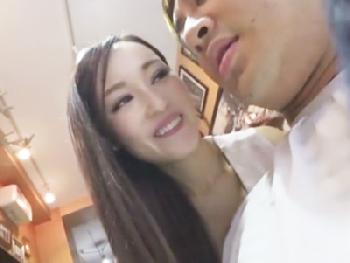 隙きを見てお客の巨根を手コキして口内射精させる痴女美容師