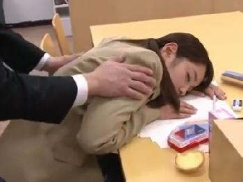 友人に裏切られて眠らされた女子校生→絶倫教師の猛烈ピストンが今始まる!!
