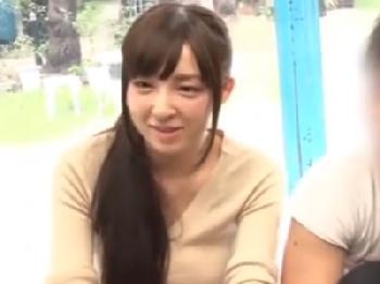 夫のすぐ近くで他人棒に中出し寝取られる素人人妻