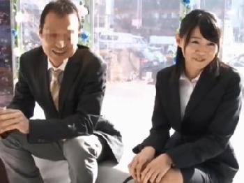 謝礼に負けて部下と性交→オメコ内での直接射精までした色情狂上司