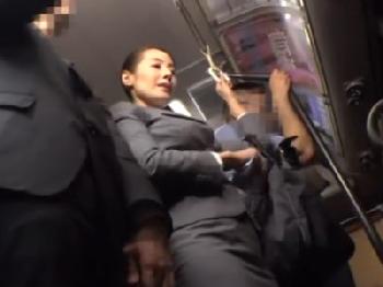 自ら痴漢陰茎を挑発して性行為→お掃除フェラチオまでする痴熟女会社員