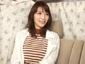 夫が単身赴任でオナニーし放題のマダムが耐えきれず軟派男に中出し許可!!