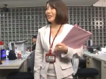 上司の命令で社内見せつけ顔面射精セックスさせられる女性会社員