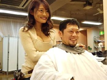 顔面に乳房をむにゅっと押しあて欲情させ店内で性行為する美容師
