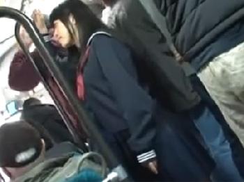 満員バスで痴漢被害に遇う爆乳女子校生