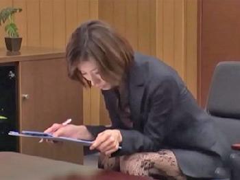 男のペニス面接をして評価をつけていく女性会社員風美女