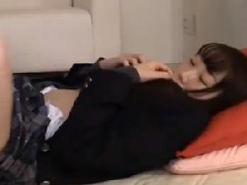 懸命に顔を隠そうとする女子校生のハメ撮りおまんこ内射精流出!!