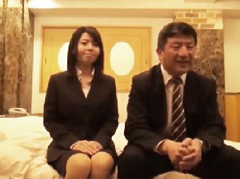 新人女性会社員が50歳越えてる部長に膣内射精されてアへってしまうW