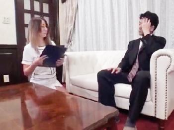 夫がいない間に浮気相手を自宅に連れ込み性交を楽しむ熟女人妻