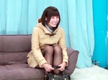 マジックミラー号にやってきた素人女性会社員→ゴムなし性交で草食男子救済!!