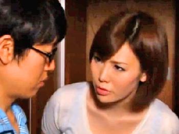 息子ペニスに自ら痴女って中出し肉親タブーSEXに持ち込む尻軽主婦