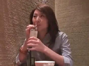 自ら望んで浮気性交受け入れるとんでもない素人人妻