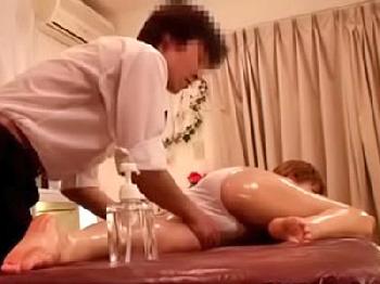 白金のセレブ人妻がマッサージの快楽に負けて辛抱できず種付け性交