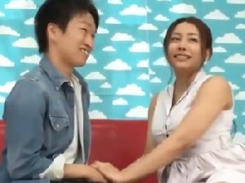 巨乳の綺麗な人妻が若いチェリーボーイを優しく筆おろし