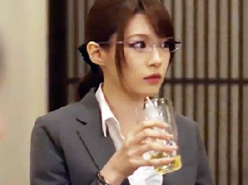 とても綺麗で可愛い人妻会社員が飲み会でベロンベロンに酔わされて輪姦される