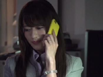 残業アリバイ作りの電話をさせられ上司中出し寝取られされる人妻