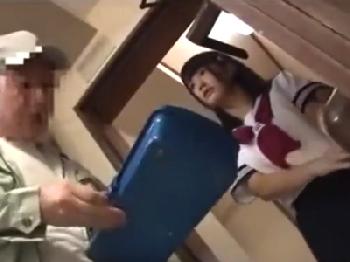 訪問先にいた童顔の魅力的な女子校生に耐えきれなくなって陰毛がないワレメに強制おまんこ内射精する外道作業員