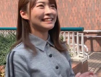 高速手マンで弄ると出るわ出るわの大量の潮が噴射!!マン汁で濡れた女性器をハードピストン!!