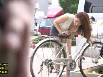 パッツパツのミニスカートで男を誘い込んでその辺で性行為する劣情をかき立てる人妻