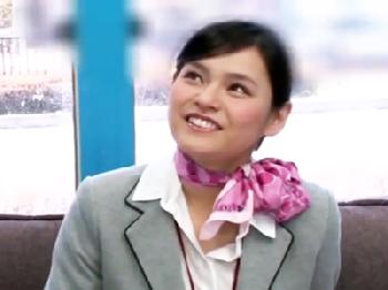 エキゾチックな雰囲気のキャビンアテンダントがチェリーボーイへ優しく筆おろし