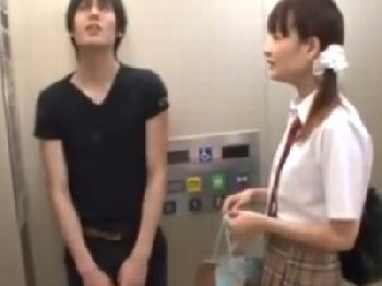 エレベーターに挟まってしまった美少女女子校生→すかさずペニス挿入で避妊具なしで直射精