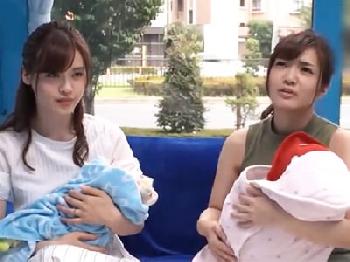 子供を出産したばかりの若妻コンビがお金の誘惑に負けて初対面ペニスと激情SEX