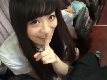 クラスのみんなが寝静まったバス内でフェラチオ