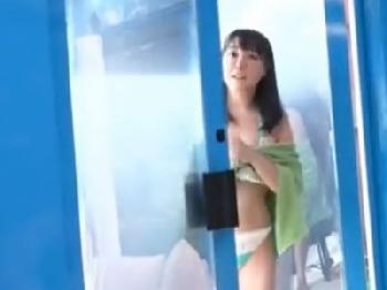 何も知らずにマジックミラー号に乗ってしまう巨乳美女