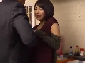 抵抗虚しく義理父にキッチンで種付けされる若妻
