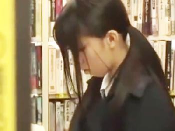 立ち読みしていたら肉棒を不意に挿入されて抵抗すら出来ずに性的暴行膣内射精された女子校生