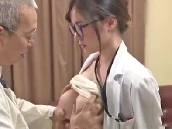 隣の単身赴任の男に色仕掛けして寝取る地味に見えて大胆な巨乳娘