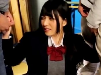 女子校生上原亜衣ちゃんが痴漢集団に捕まって寄ってたかってイラマチオされて顔面射精精液塗れW