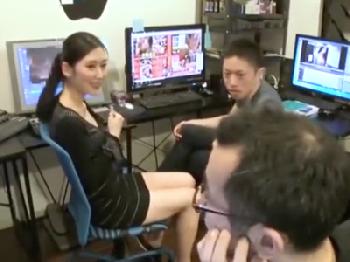 AV制作裏方のモザイク担当の女性会社員に撮影の媚薬使って会社で性行為