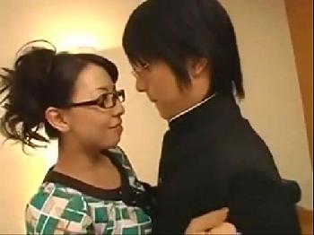 メガネをかけた巨乳熟女が若い男の肉棒に恍惚エクスタシー