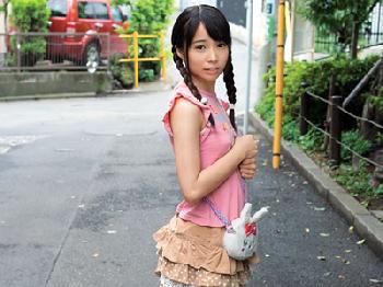 生まれて初めてケツメドをこじ開けられてお注射される童顔娘