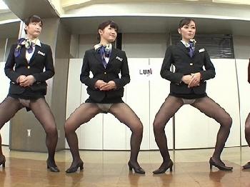 品格のあるキャビンアテンダントたちがお客様の夢を叶えるためにガニ股研修にW
