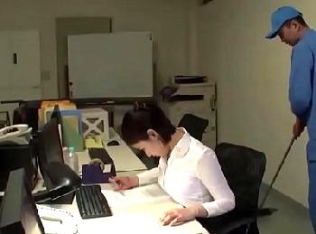 ビル清掃員に狙われた女性会社員!!一人の残業時に狙われるも…痴女は襲われる事を待っていた