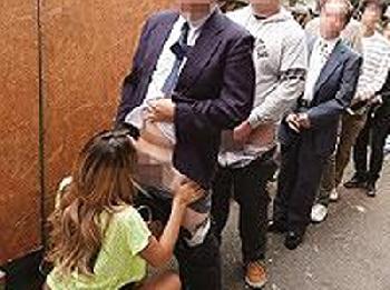 100円で尺八ご奉仕してくれる行列の耐えないギャル